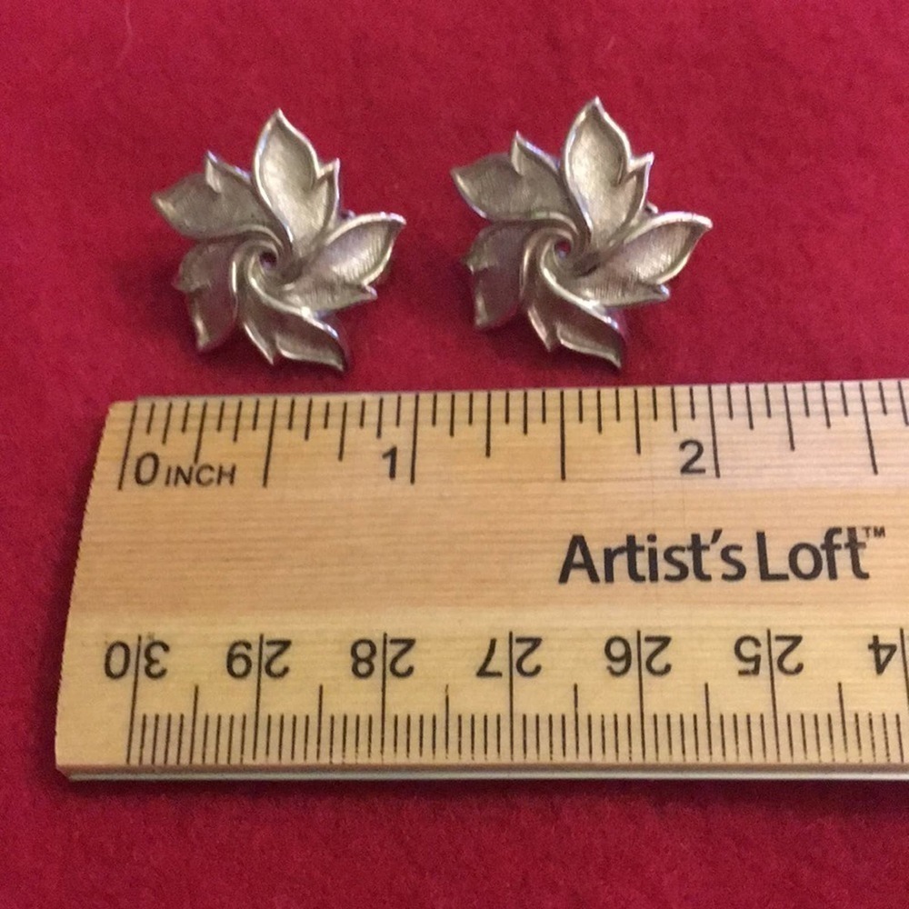Trifari Silver Swirl Flower Silver Tone Earrings Vintage Clip - Picture 3 of 8
